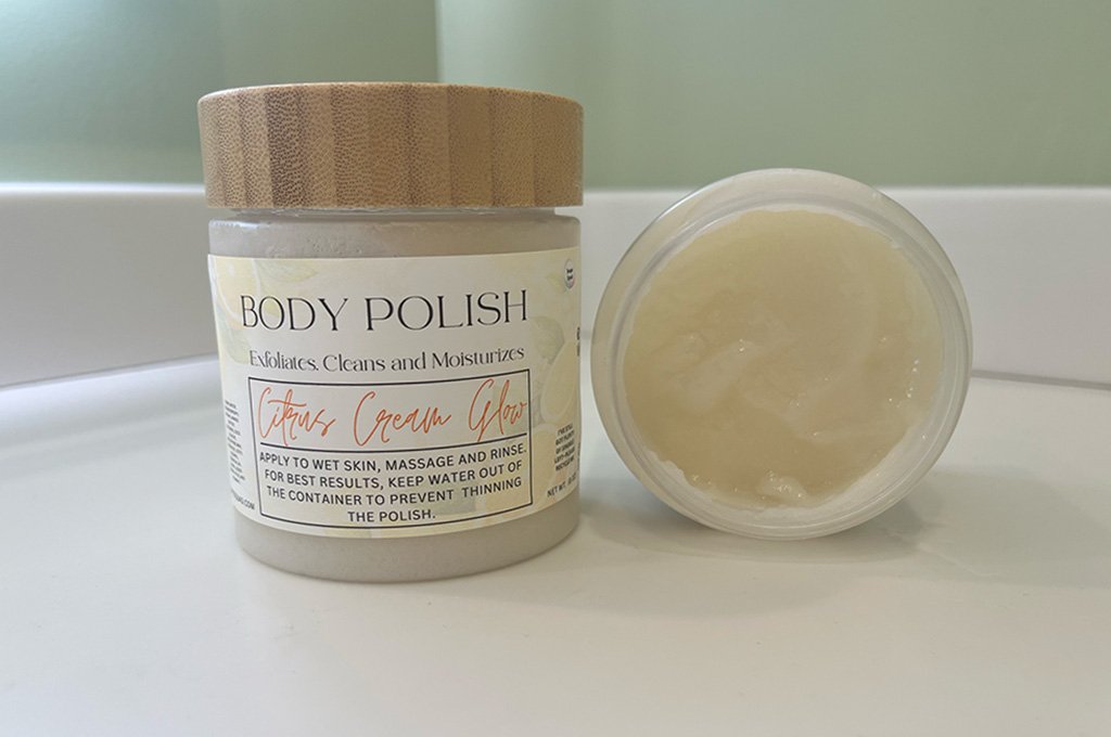 Body polish that exfoliates, cleans and moisturizes